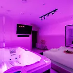 Intimate With Air Conditioner & Jacuzzi 2br 6p Montmartre Appartamento Parigi
