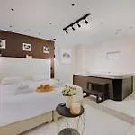 Appartamento Intimate With Air Conditioner & Jacuzzi 2br 6p Montmartre Parigi