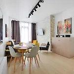 Intimate With Air Conditioner & Jacuzzi 2br 6p Montmartre * Parigi
