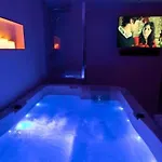 Intimate With Air Conditioner & Jacuzzi 2br 6p Montmartre Appartamento Parigi