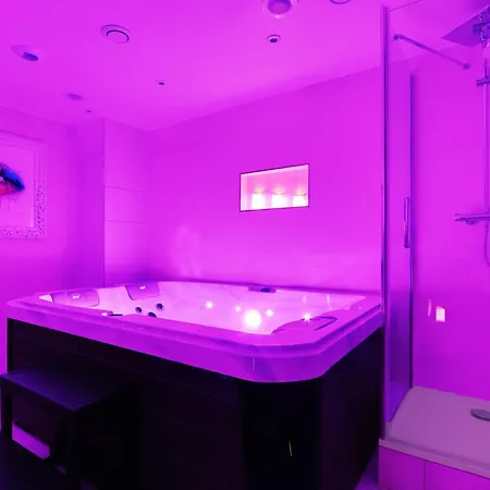 Daire Intimate With Air Conditioner & Jacuzzi 2br 6p Montmartre