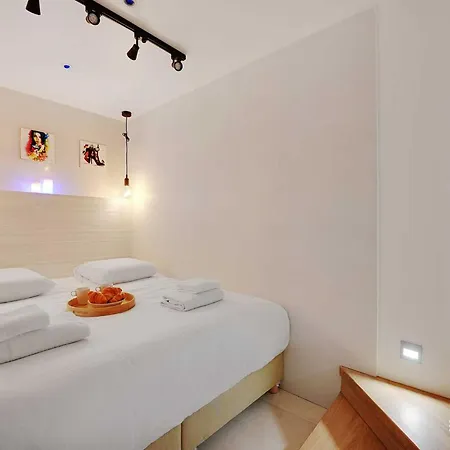 Apartment Intimate With Air Conditioner & Jacuzzi 2br 6p Montmartre *