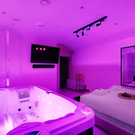 Intimate With Air Conditioner & Jacuzzi 2br 6p Montmartre Daire Paris