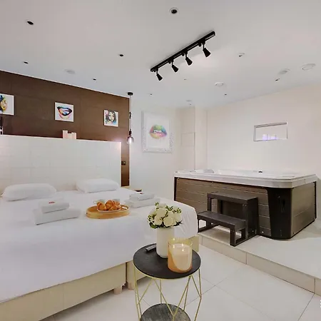 Daire Intimate With Air Conditioner & Jacuzzi 2br 6p Montmartre Paris