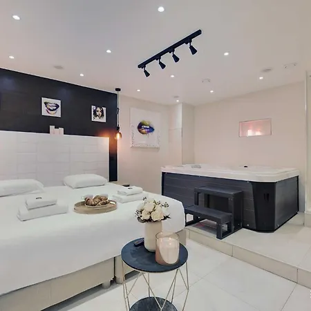 Intimate With Air Conditioner & Jacuzzi 2br 6p Montmartre Párizs