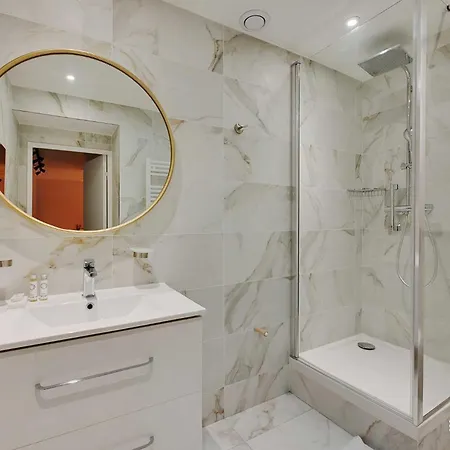 Intimate With Air Conditioner & Jacuzzi 2br 6p Montmartre Apartment *