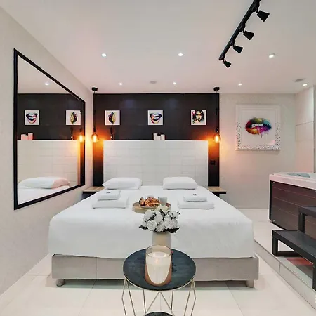 Intimate With Air Conditioner & Jacuzzi 2br 6p Montmartre Apartman