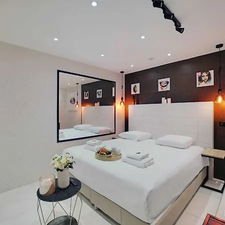 Apartment Intimate With Air Conditioner & Jacuzzi 2br 6p Montmartre