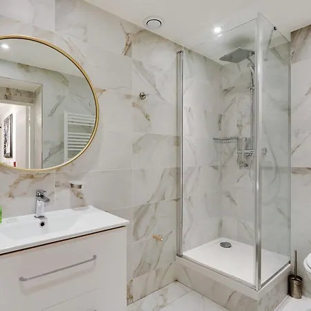 Intimate With Air Conditioner & Jacuzzi 2br 6p Montmartre Apartment *