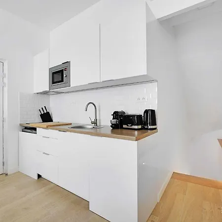 Apartment Intimate With Air Conditioner & Jacuzzi 2br 6p Montmartre *