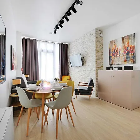 Intimate With Air Conditioner & Jacuzzi 2br 6p Montmartre * Paris