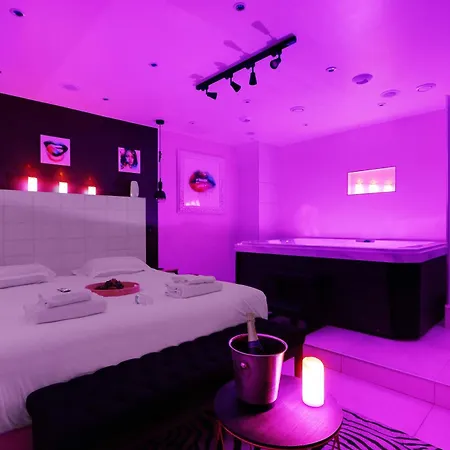 Intimate With Air Conditioner & Jacuzzi 2br 6p Montmartre