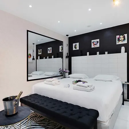 Intimate With Air Conditioner & Jacuzzi 2br 6p Montmartre Apartment *