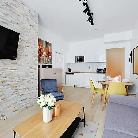Apartman Intimate With Air Conditioner & Jacuzzi 2br 6p Montmartre *