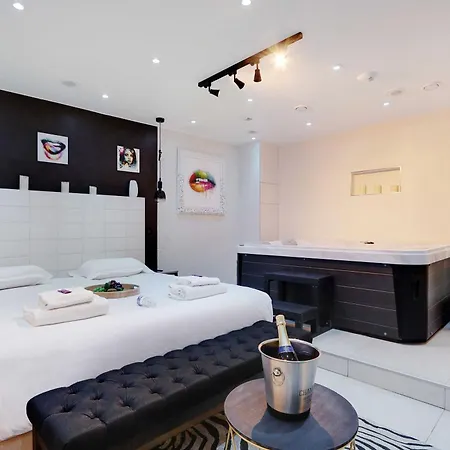 Intimate With Air Conditioner & Jacuzzi 2br 6p Montmartre Apartman