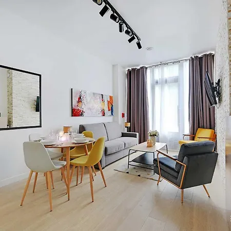Intimate With Air Conditioner & Jacuzzi 2br 6p Montmartre Apartment *