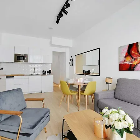 Intimate With Air Conditioner & Jacuzzi 2br 6p Montmartre Daire