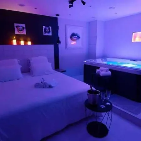 Apartment Intimate With Air Conditioner & Jacuzzi 2br 6p Montmartre