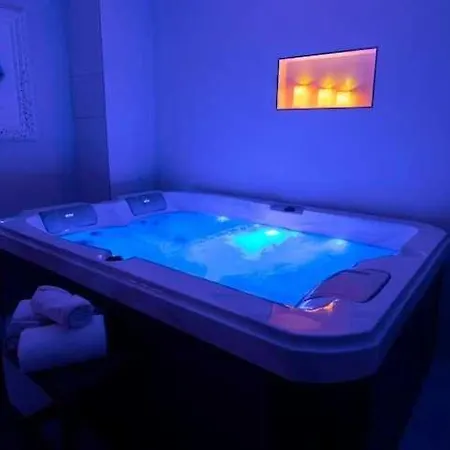 Intimate With Air Conditioner & Jacuzzi 2br 6p Montmartre Daire Paris