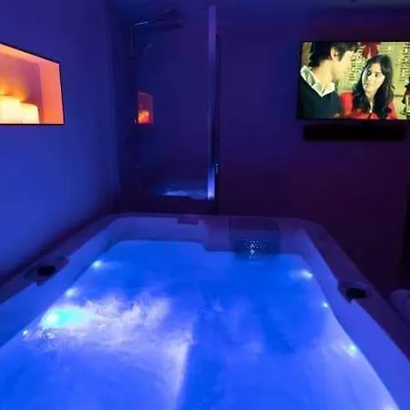 Intimate With Air Conditioner & Jacuzzi 2br 6p Montmartre Daire Paris