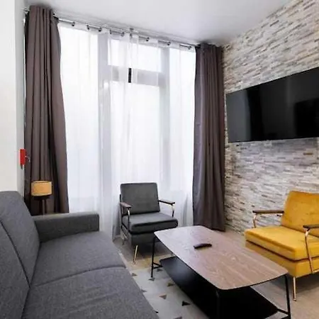 Apartman Intimate With Air Conditioner & Jacuzzi 2br 6p Montmartre *
