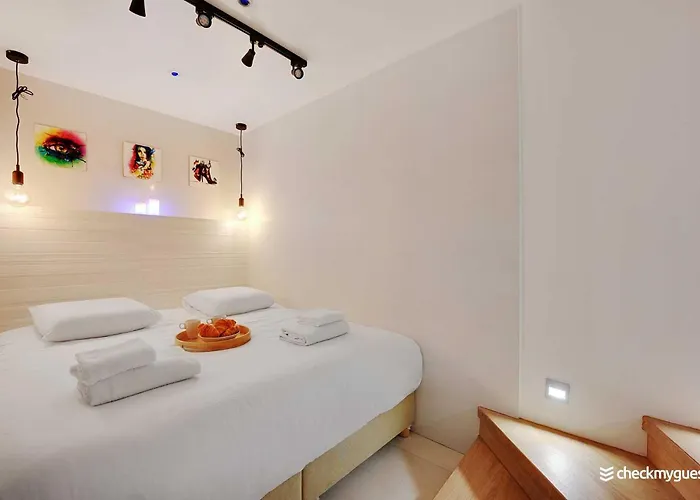 Apartman Intimate With Air Conditioner & Jacuzzi 2br 6p Montmartre *