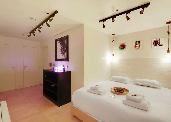 Intimate With Air Conditioner & Jacuzzi 2br 6p Montmartre Apartman Párizs