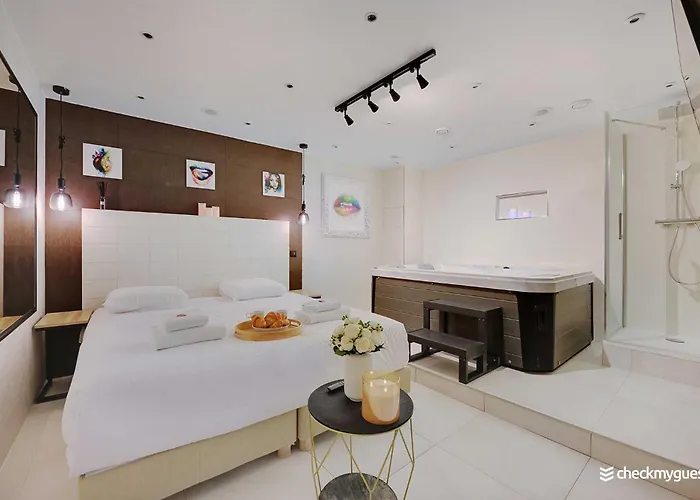 Apartman Intimate With Air Conditioner & Jacuzzi 2br 6p Montmartre Párizs