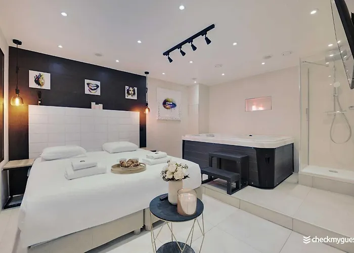 Intimate With Air Conditioner & Jacuzzi 2br 6p Montmartre Párizs