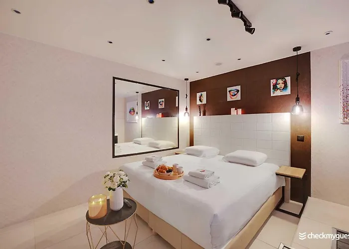 Apartman Intimate With Air Conditioner & Jacuzzi 2br 6p Montmartre