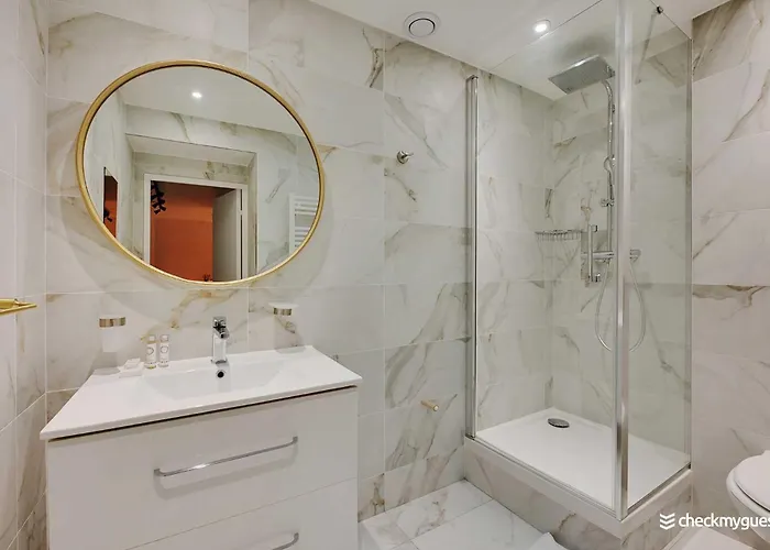 Intimate With Air Conditioner & Jacuzzi 2br 6p Montmartre Apartman *