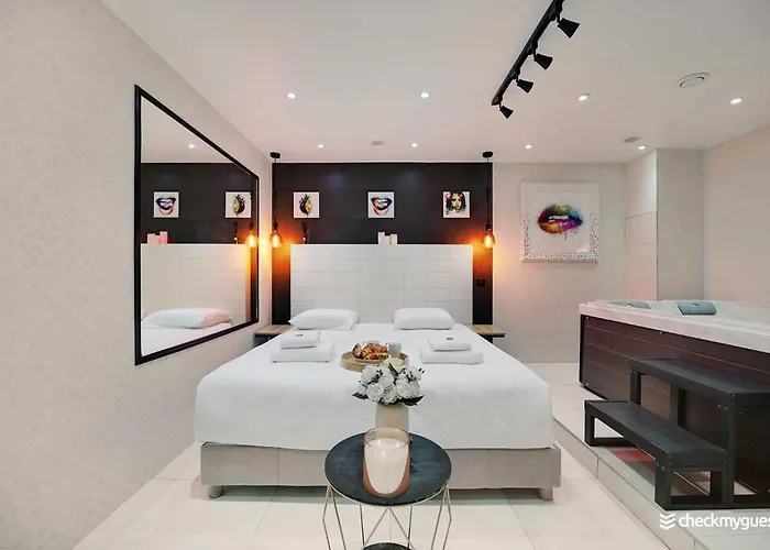Intimate With Air Conditioner & Jacuzzi 2br 6p Montmartre Apartman