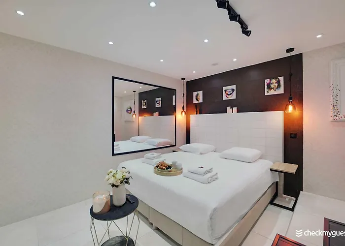 Apartman Intimate With Air Conditioner & Jacuzzi 2br 6p Montmartre