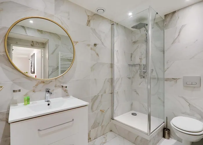 Intimate With Air Conditioner & Jacuzzi 2br 6p Montmartre Apartman *