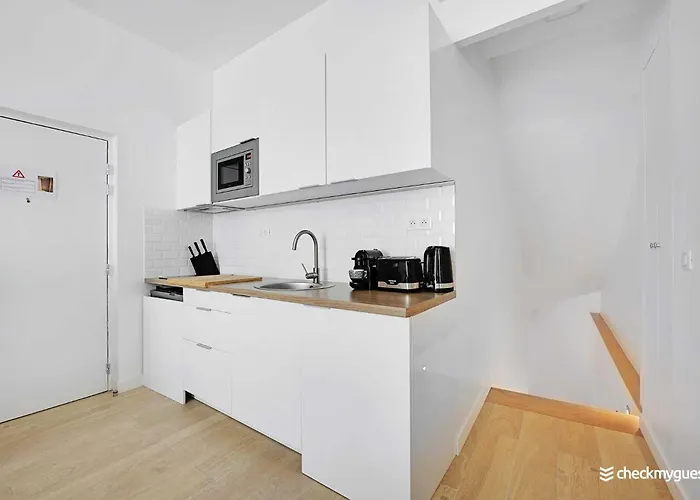 Apartman Intimate With Air Conditioner & Jacuzzi 2br 6p Montmartre *