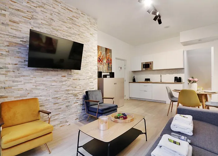 Intimate With Air Conditioner & Jacuzzi 2br 6p Montmartre Apartman Párizs