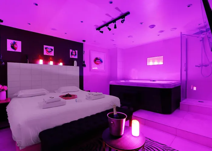 Intimate With Air Conditioner & Jacuzzi 2br 6p Montmartre