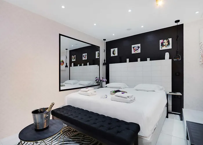 Intimate With Air Conditioner & Jacuzzi 2br 6p Montmartre Apartman *