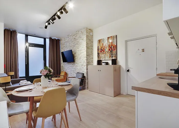 Intimate With Air Conditioner & Jacuzzi 2br 6p Montmartre Apartman Párizs