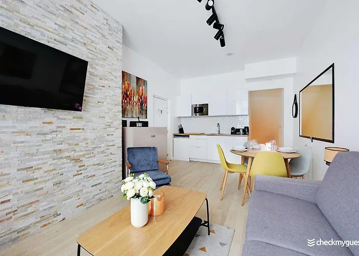 Apartman Intimate With Air Conditioner & Jacuzzi 2br 6p Montmartre *