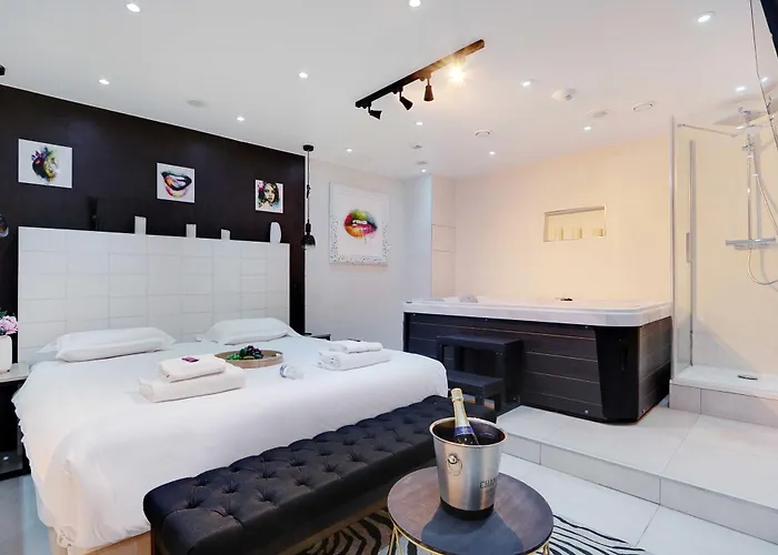 Intimate With Air Conditioner & Jacuzzi 2br 6p Montmartre Apartman