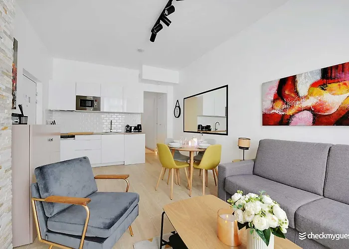 Intimate With Air Conditioner & Jacuzzi 2br 6p Montmartre Apartman