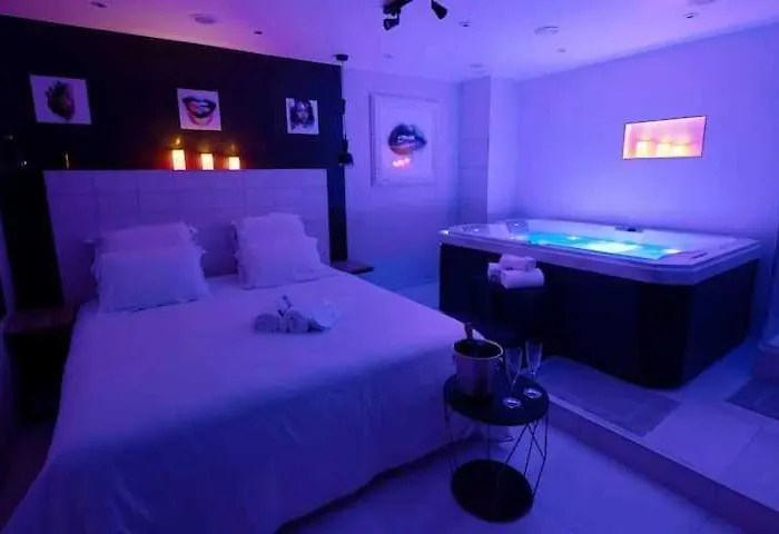 Apartman Intimate With Air Conditioner & Jacuzzi 2br 6p Montmartre