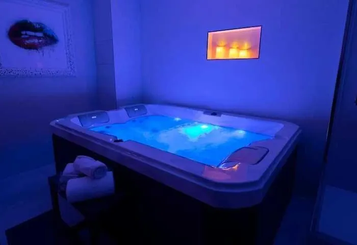 Intimate With Air Conditioner & Jacuzzi 2br 6p Montmartre Apartman Párizs