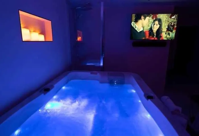 Intimate With Air Conditioner & Jacuzzi 2br 6p Montmartre Apartman Párizs