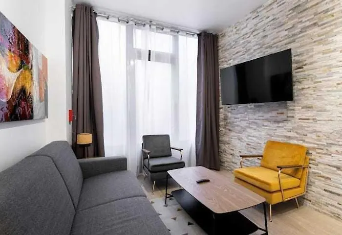 Apartman Intimate With Air Conditioner & Jacuzzi 2br 6p Montmartre *