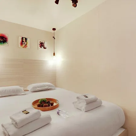 Intimate With Air Conditioner & Jacuzzi 2br 6p Montmartre Paris